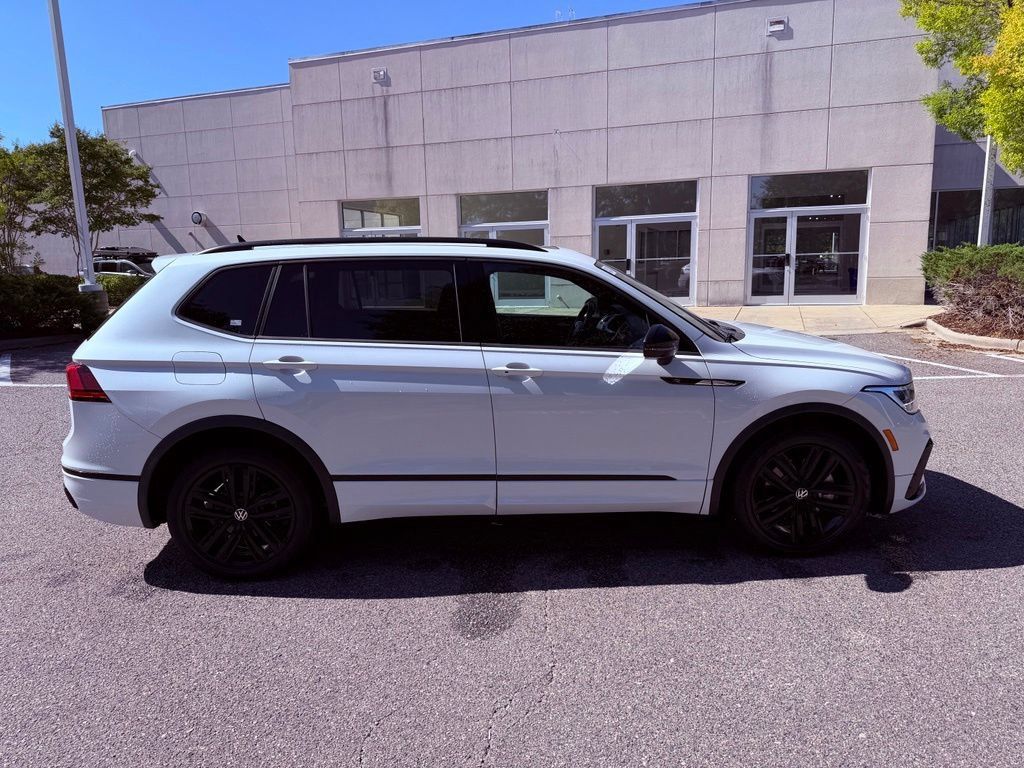 Used 2022 Volkswagen Tiguan SE R-Line FWD image 14