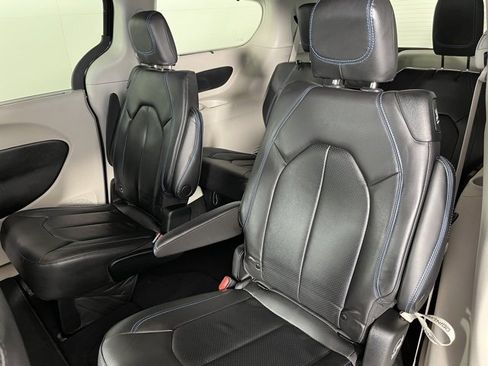 Used 2021 Chrysler Pacifica Touring-L image 37