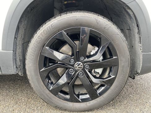 Used 2023 Volkswagen Taos SE w/ Black Wheel Package image 10