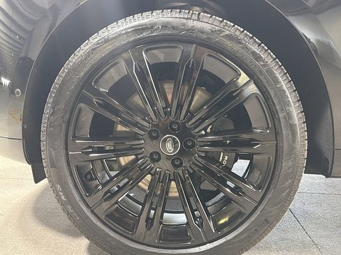 Used 2025 Land Rover Range Rover SE image 40