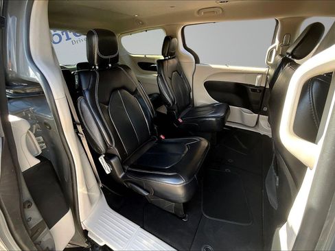 Used 2022 Chrysler Pacifica Touring-L FWD image 23