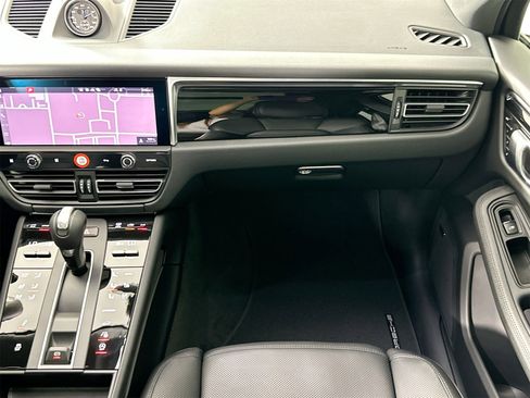 Certified 2025 Porsche Macan image 31