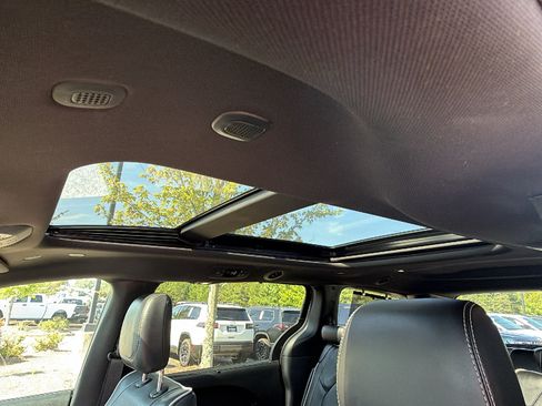 Used 2025 Chrysler Pacifica Limited FWD image 16