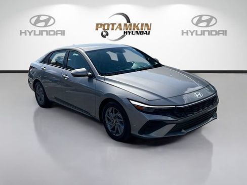 Certified 2024 Hyundai Elantra SEL FWD image 3