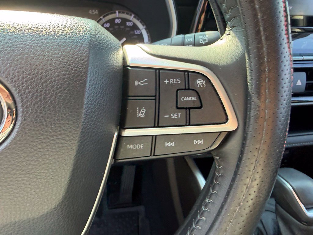 Used 2022 Toyota Highlander XLE AWD/4WD image 28