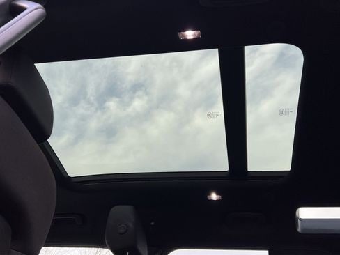 Used 2025 Land Rover Defender 110 S image 22