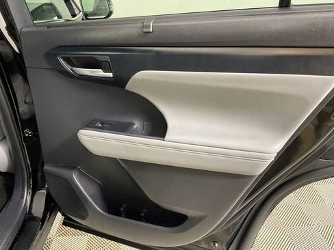 Used 2023 Toyota Highlander XLE AWD/4WD image 25