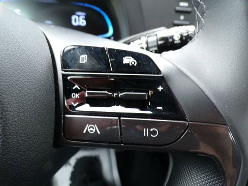 Certified 2025 Hyundai Elantra Sport FWD image 17