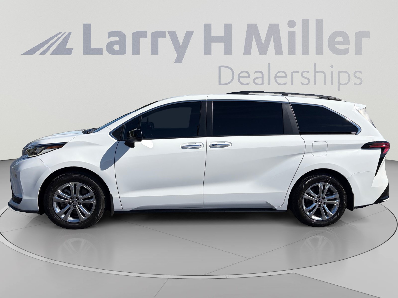 Certified 2022 Toyota Sienna XSE w/ XSE Plus Package AWD/4WD image 2