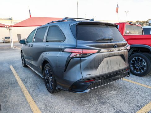Used 2025 Toyota Sienna XSE w/ XSE Plus Package image 10