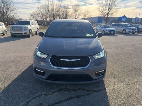 Used 2025 Chrysler Pacifica Select image 9