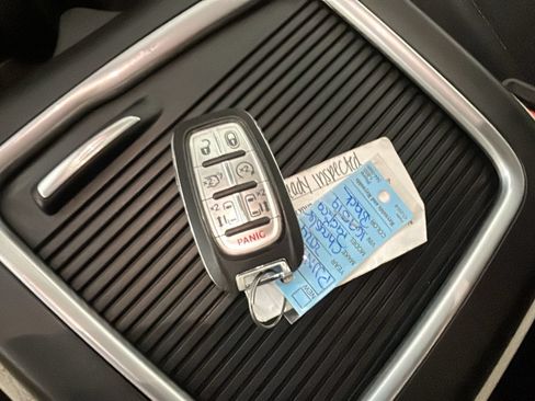 Used 2024 Chrysler Pacifica Limited FWD image 24