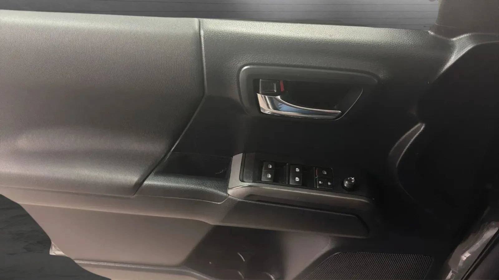 Used 2019 Toyota Tacoma TRD Off-Road w/ Technology Package AWD/4WD image 17