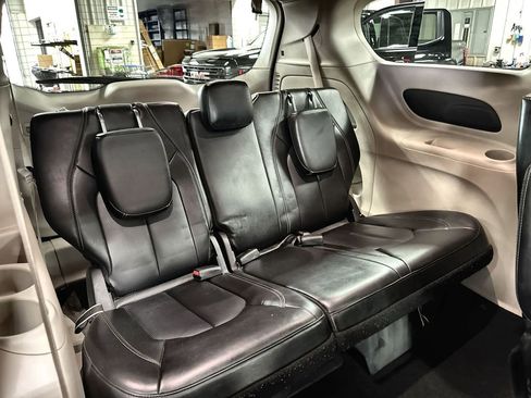 Used 2023 Chrysler Pacifica Touring-L FWD image 28