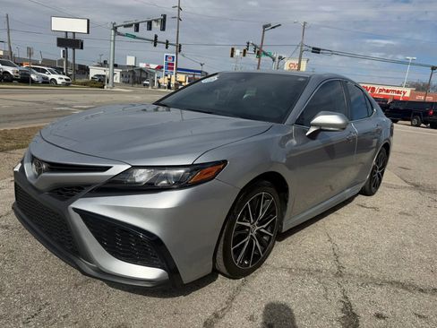 Used 2023 Toyota Camry SE image 4