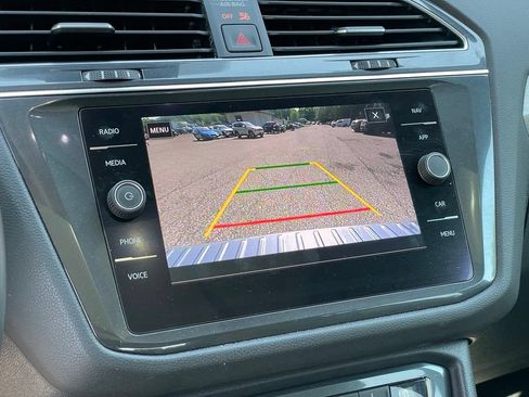 Used 2020 Volkswagen Tiguan SEL AWD/4WD image 23