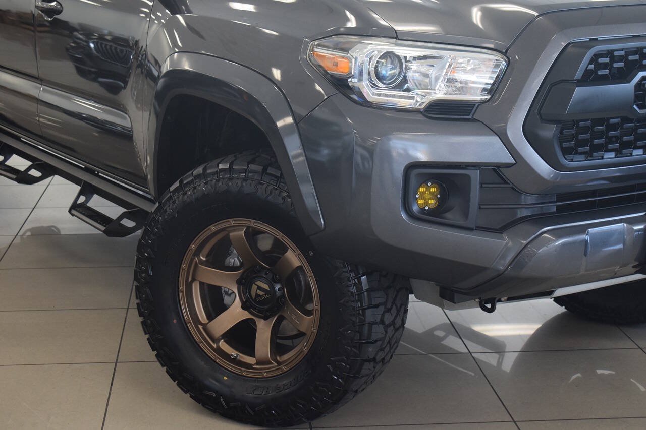 Used 2017 Toyota Tacoma TRD Sport w/ Tow Package (A/T) AWD/4WD image 9