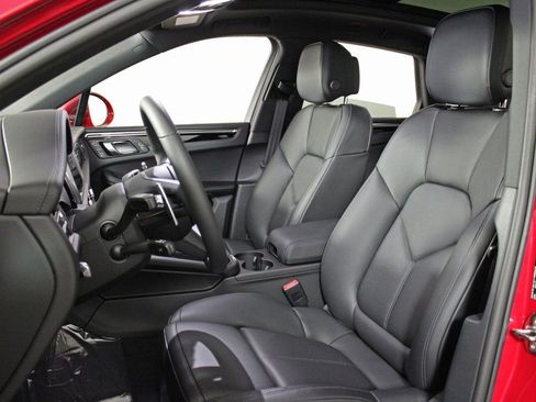 Certified 2025 Porsche Macan image 5