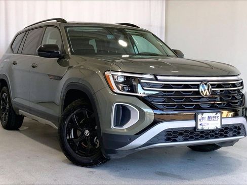 Used 2024 Volkswagen Atlas Peak Edition SE image 1