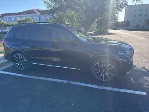 Used 2022 BMW X7 xDrive40i w/ M Sport Package image 3