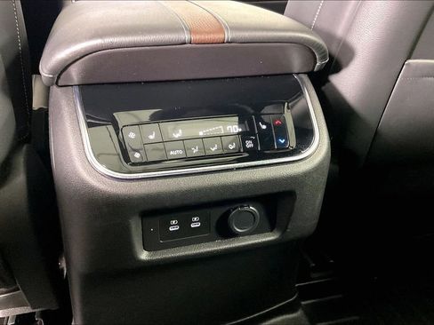 Used 2025 Nissan Armada Platinum Reserve AWD/4WD image 32
