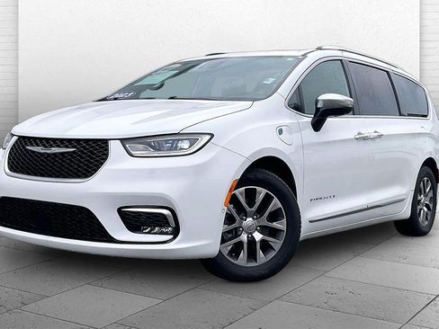 Used 2023 Chrysler Pacifica Pinnacle FWD image 13