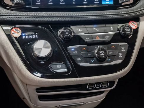 Used 2024 Chrysler Pacifica Limited FWD image 22