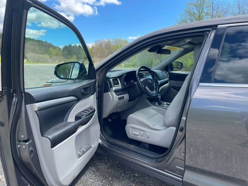 Used 2017 Toyota Highlander Plus AWD/4WD image 9