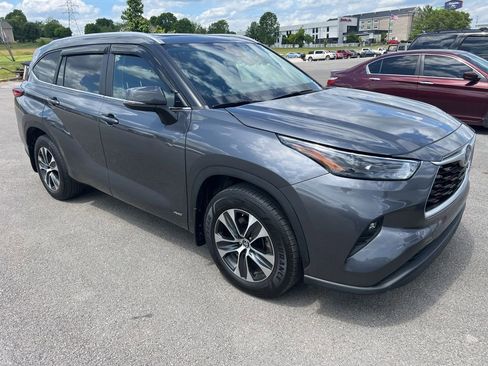 Used 2023 Toyota Highlander XLE AWD/4WD image 5