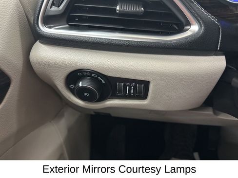 Used 2022 Chrysler Pacifica Limited FWD image 46