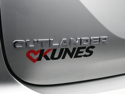 Used 2025 Mitsubishi Outlander ES image 15