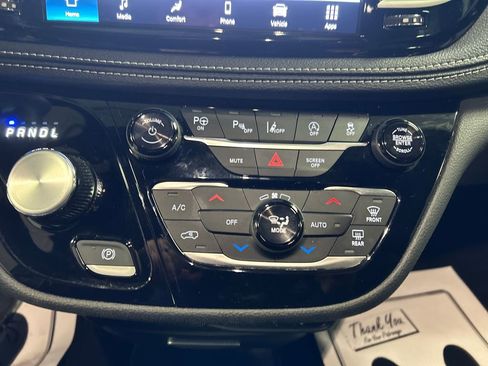 Used 2025 Chrysler Pacifica Select image 19