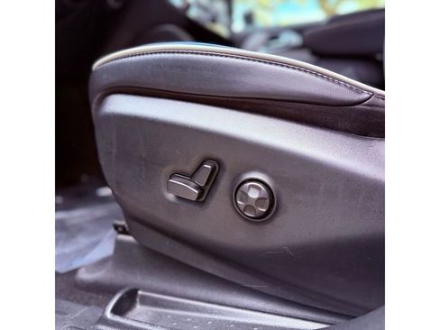 Used 2025 Chrysler Pacifica Limited FWD image 23