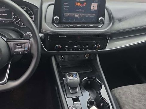 Used 2021 Nissan Rogue SV image 3