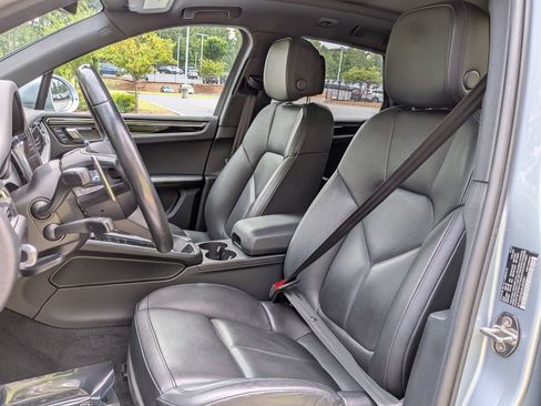 Certified 2022 Porsche Macan S AWD/4WD image 5