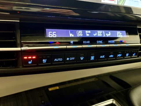 Used 2022 Toyota Sienna Platinum image 31