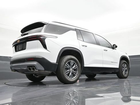 Used 2025 Chevrolet Traverse LT FWD image 24