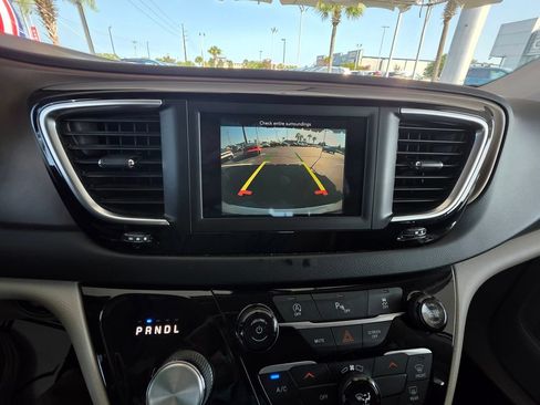 Used 2018 Chrysler Pacifica LX FWD image 22