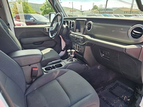 Used 2022 Jeep Gladiator Overland w/ Cold Weather Group image 8