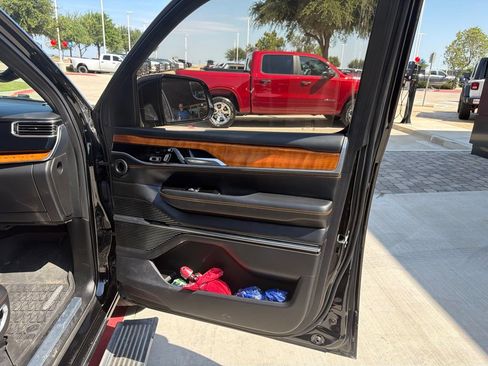 Used 2022 Jeep Grand Wagoneer Series III w/ Rear Seat Video Group 1 AWD/4WD image 14