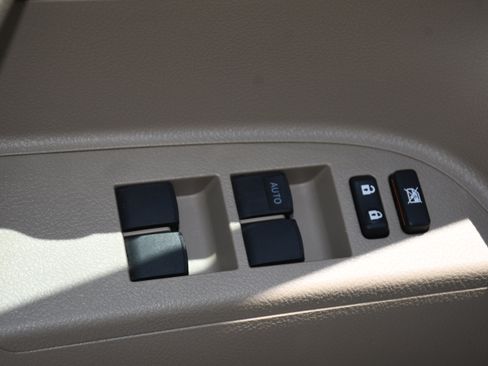 Used 2010 Toyota Highlander Limited AWD/4WD image 11