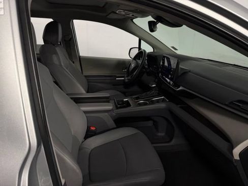 Used 2024 Toyota Sienna XLE FWD image 15