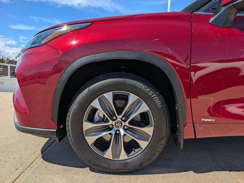 Used 2025 Toyota Highlander XLE AWD/4WD image 11