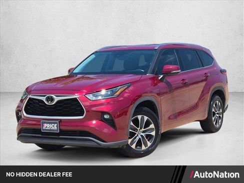 Used 2021 Toyota Highlander XLE FWD image 1