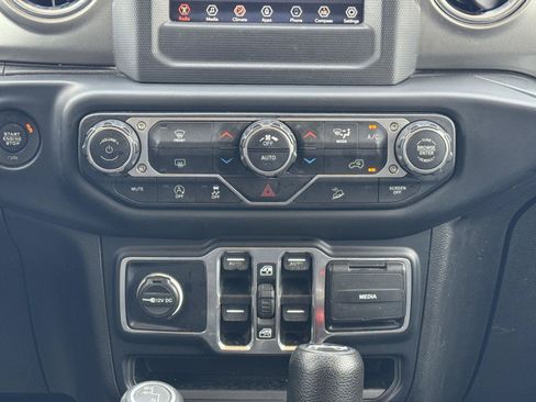 Used 2019 Jeep Wrangler Unlimited Sahara AWD/4WD image 15