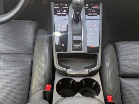 Used 2022 Porsche Macan AWD/4WD image 19