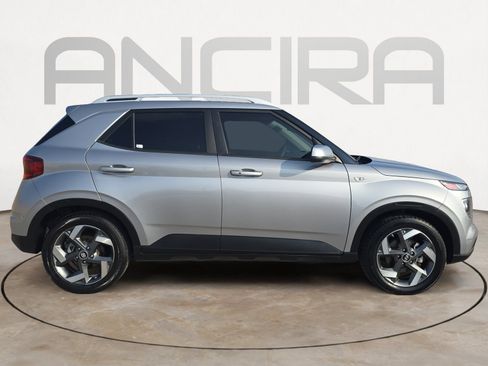 Used 2024 Hyundai Venue SEL image 11