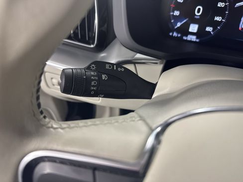 Used 2019 Volvo XC60 T6 Momentum w/ Multimedia Package AWD/4WD image 21
