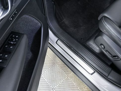 Certified 2025 Volvo XC40 B5 Plus image 9