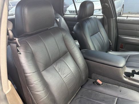 Used 2004 Ford Crown Victoria LX RWD image 13